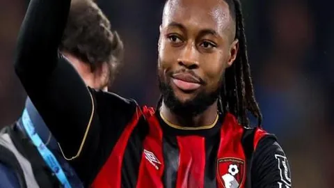 曼联10人取胜升班马，3-2打破连败魔咒，多古被罚，马奎尔力挽狂澜